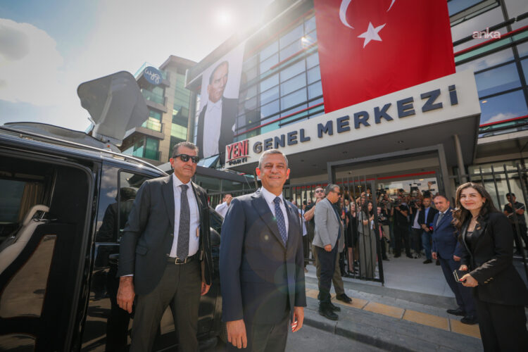 Özgür Özel, YENİ Parti Genel Merkezi’nde…