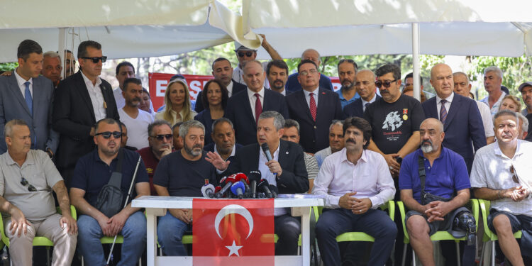 Özgür Özel’den, er şehit yakınları ve er gazilerin eylemine destek ziyareti