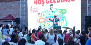 Beyoğlu’nda çocuklar, “Okula Dönüş Şenliği”nde buluştu