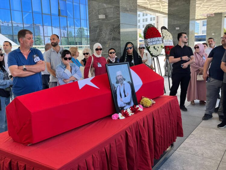 Oyuncu Serhat Kılıç, Karşıyaka Mezarlığı’nda toprağa verildi