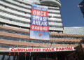 CHP Genel Merkezi’ne “Arınma için önce siyasi ahlak kanunu” pankartı asıldı