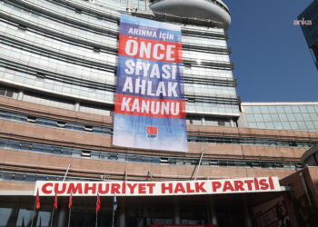 CHP Genel Merkezi’ne “Arınma için önce siyasi ahlak kanunu” pankartı asıldı