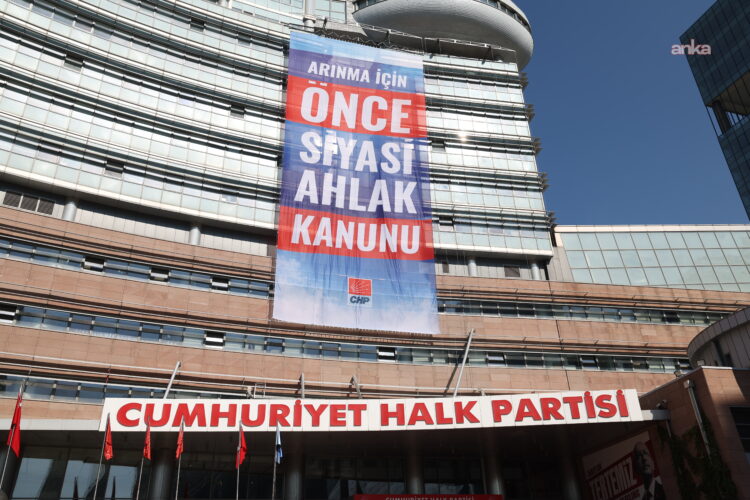 CHP Genel Merkezi’ne “Arınma için önce siyasi ahlak kanunu” pankartı asıldı