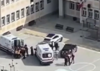 Esenyurt’ta bir lisede yaşanan bıçaklı saldırıda yaralanan iki öğrenciden birinin durumu ağır