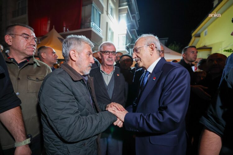 Kılıçdaroğlu, şehit Ahmet Türkoğlu’nun ailesine taziye ziyaretinde bulundu
