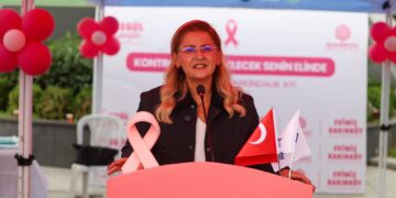 Bakırköy’de meme kanserinde erken teşhis için farkındalık yürüyüşü
