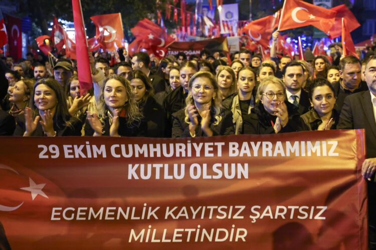 Binler Bakırköy’de cumhuriyet ve millet egemenliği için yürüdü