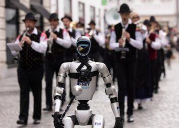 Çinli robot üreticisi Unitree’ye ait robot, Slovenya’da orkestra yönetti