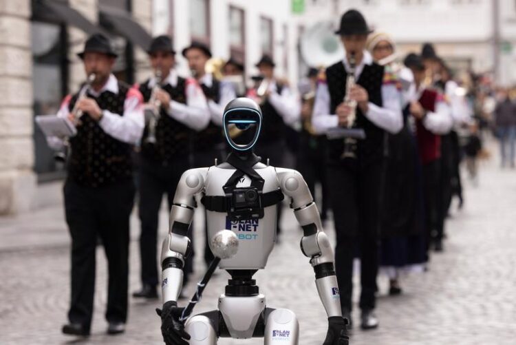Çinli robot üreticisi Unitree’ye ait robot, Slovenya’da orkestra yönetti